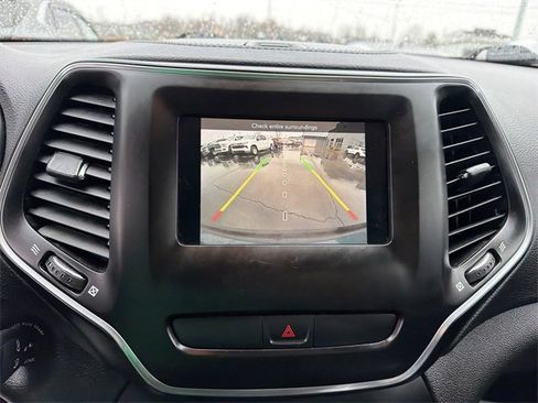 Used 2019 Jeep Cherokee Latitude w/ Popular Appearance Group image 26