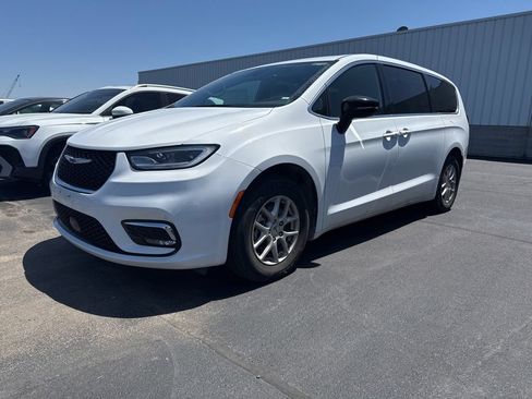 Used 2025 Chrysler Pacifica Select FWD image 3