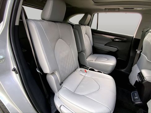 Certified 2025 Toyota Highlander Platinum AWD/4WD image 19