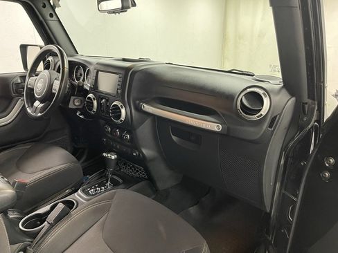 Used 2017 Jeep Wrangler Unlimited Sahara image 12