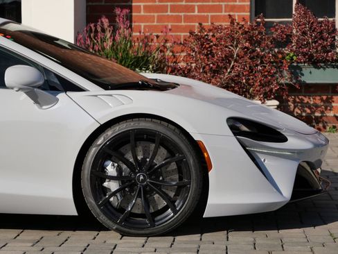 Used 2024 McLaren Artura RWD image 7