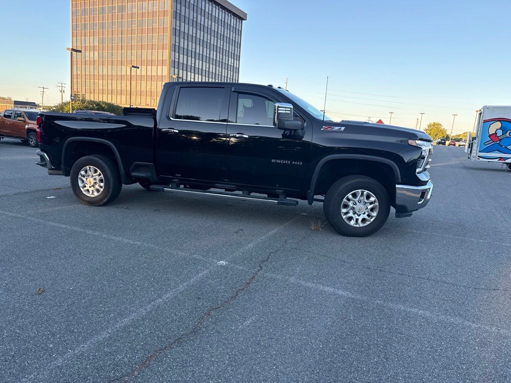 Used 2024 Chevrolet Silverado 2500 LTZ w/ LTZ Convenience Package AWD/4WD image 3