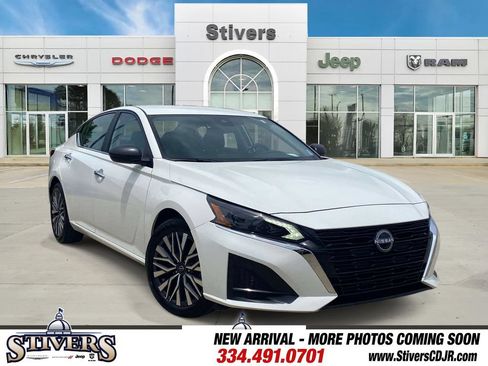 Used 2025 Nissan Altima 2.5 SV FWD image 1