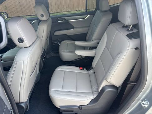 Used 2025 GMC Acadia Elevation w/ Elevation Premium Package FWD image 10