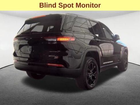 Used 2025 Jeep Grand Cherokee Altitude AWD/4WD image 5