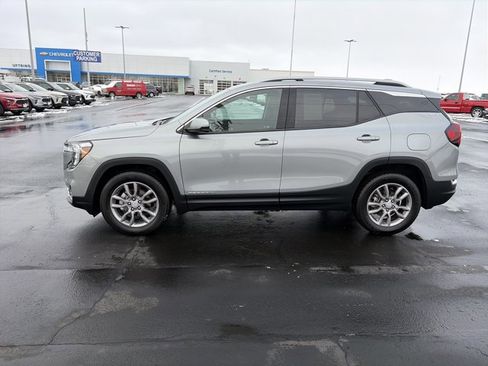 Used 2024 GMC Terrain SLT w/ Infotainment Package II image 8