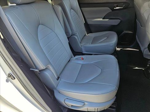 Used 2024 Toyota Highlander XLE image 19
