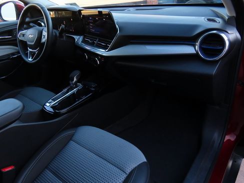 Used 2025 Chevrolet Trax LT w/ LT Convenience Package image 10