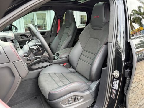 Used 2025 Porsche Cayenne GTS image 33