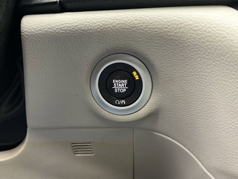 Used 2024 Chrysler Pacifica Limited FWD image 23