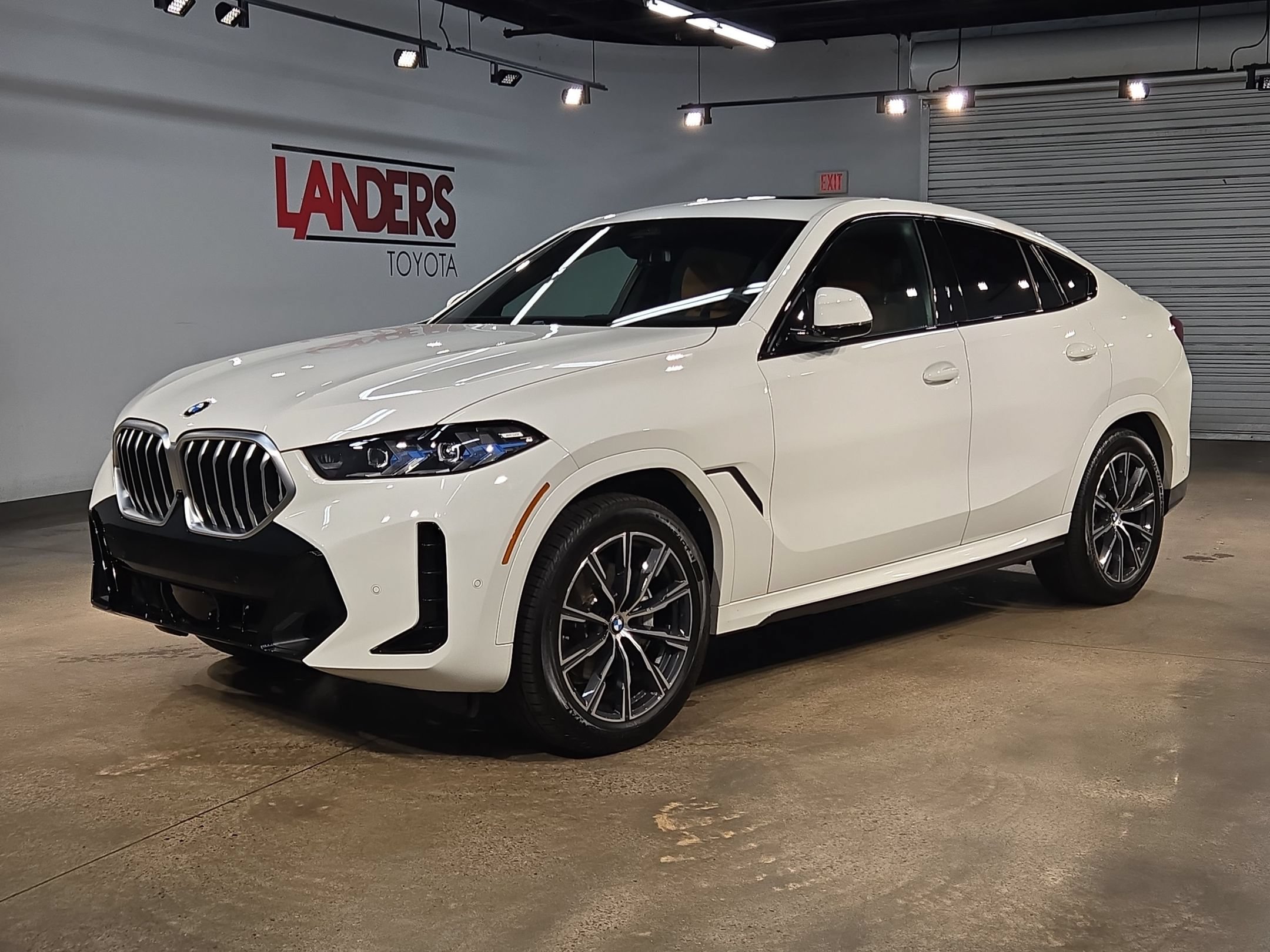 Used 2024 BMW X6 xDrive40i w/ Premium Package AWD/4WD image 3