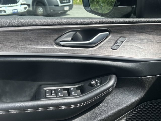 Used 2024 Jeep Grand Cherokee L Limited AWD/4WD image 15