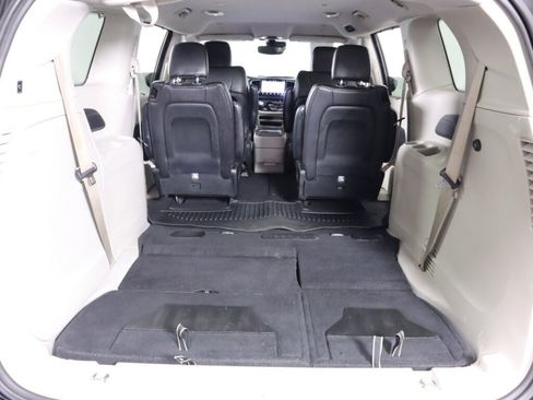 Used 2021 Chrysler Pacifica Touring-L FWD image 34