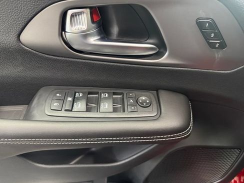Used 2027 Chrysler Pacifica Limited FWD image 30