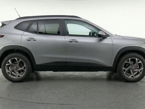 Used 2025 Chevrolet Trax LT w/ LT Convenience Package FWD image 11