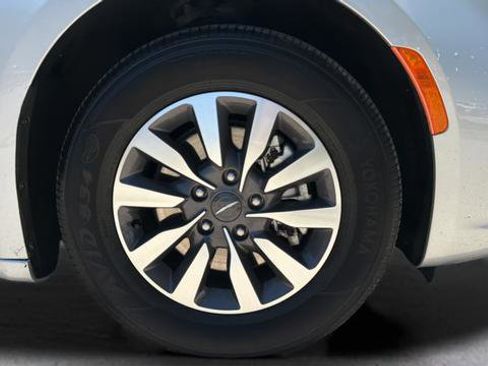 Used 2024 Chrysler Pacifica Limited FWD image 35