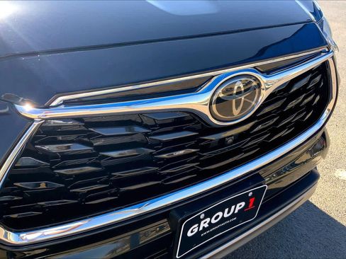 Used 2024 Toyota Highlander Platinum image 30