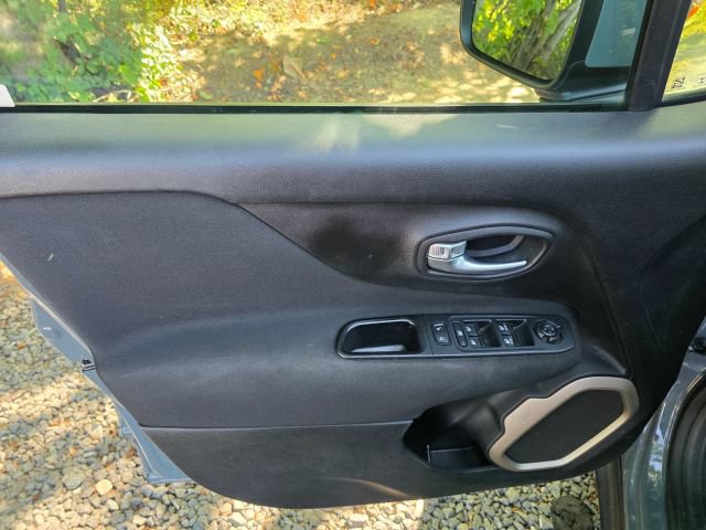 Used 2017 Jeep Renegade Latitude FWD image 11