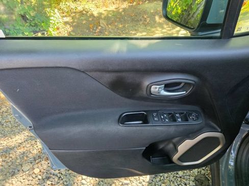 Used 2017 Jeep Renegade Latitude FWD image 11