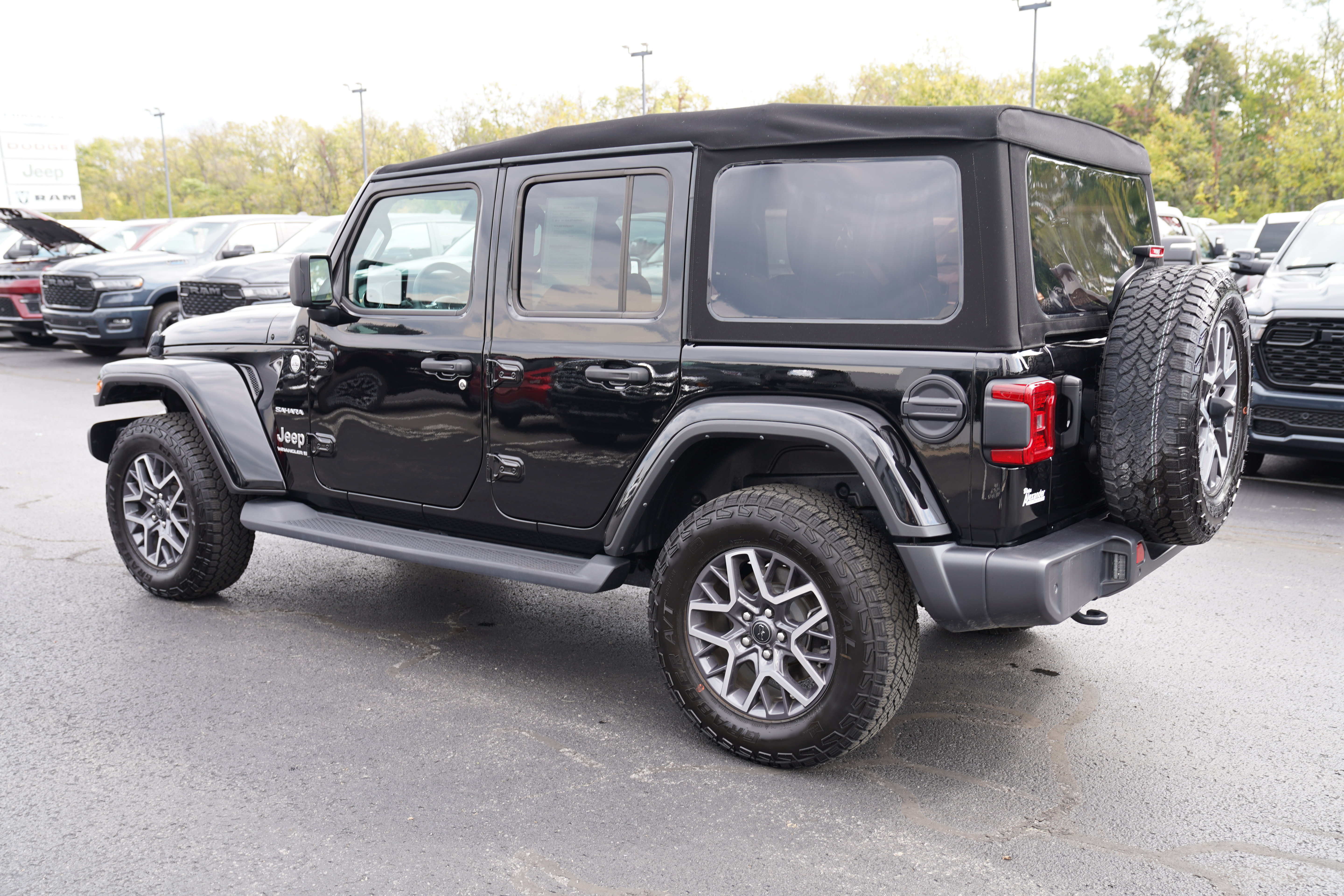 Used 2024 Jeep Wrangler Unlimited Sahara w/ Technology Group AWD/4WD image 8