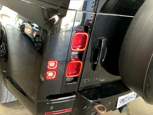 Used 2023 Land Rover Defender 130 X-Dynamic SE image 32