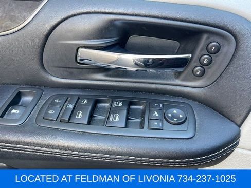 Used 2015 Chrysler Town & Country Limited Platinum FWD image 23