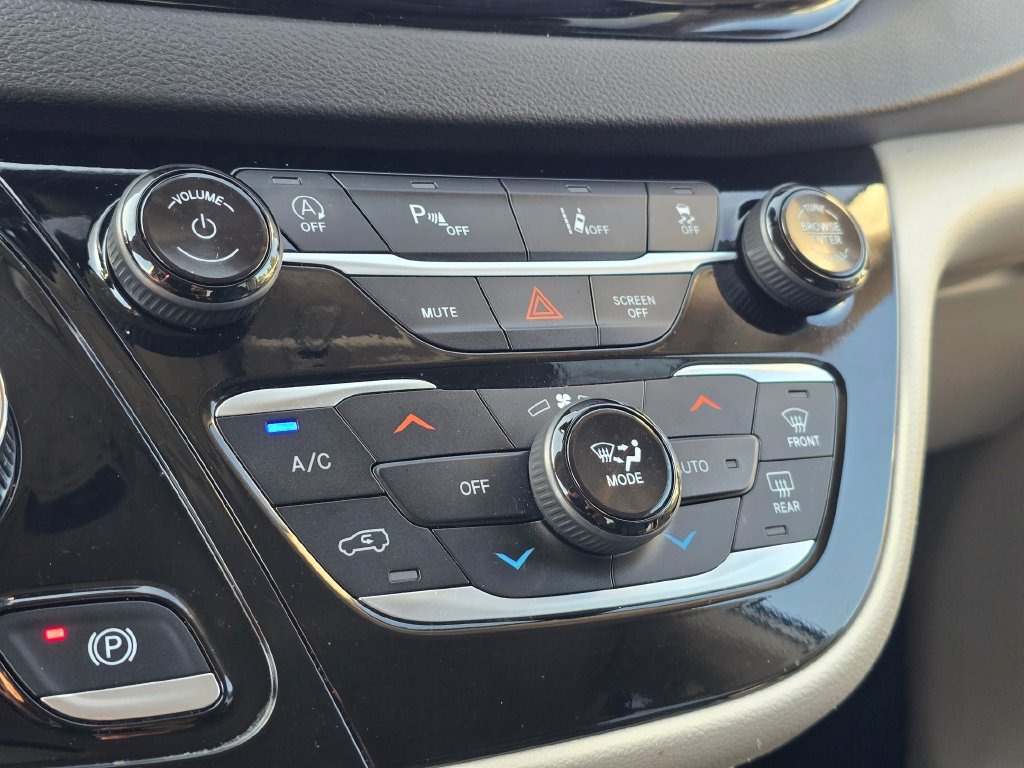 Used 2024 Chrysler Pacifica Touring-L FWD image 23