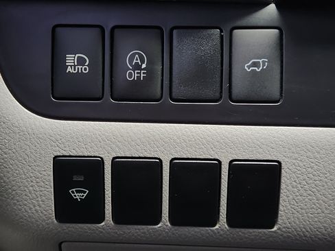 Used 2017 Toyota Highlander Plus FWD image 23