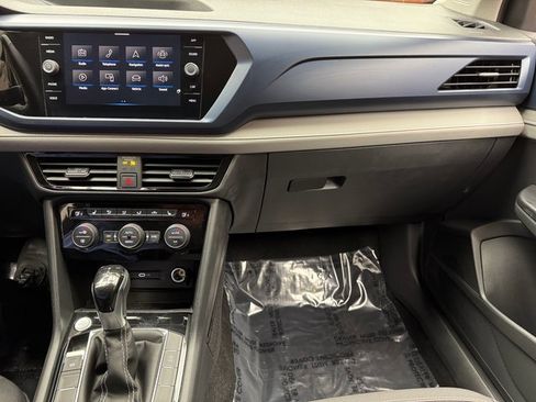 Used 2024 Volkswagen Taos SE image 18