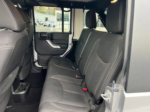 Used 2016 Jeep Wrangler Unlimited Sahara w/ Dual Top Group AWD/4WD image 5
