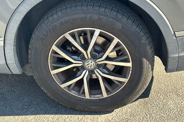 Used 2020 Volkswagen Tiguan SE w/ Panoramic Sunroof Package FWD image 4