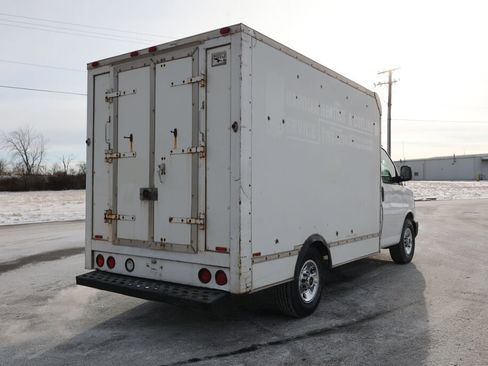 Used 2004 GMC Savana 3500 image 2