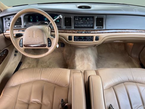 Used 1996 Lincoln Town Car Executive RWD image 9