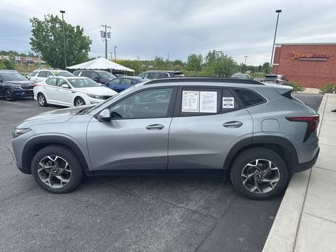 Used 2024 Chevrolet Trax LT w/ Sunroof Package FWD image 6