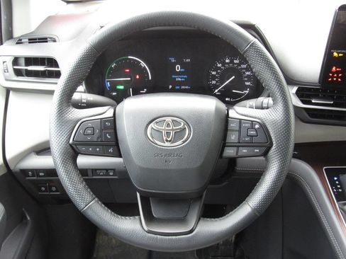 Used 2024 Toyota Sienna LE AWD/4WD image 25