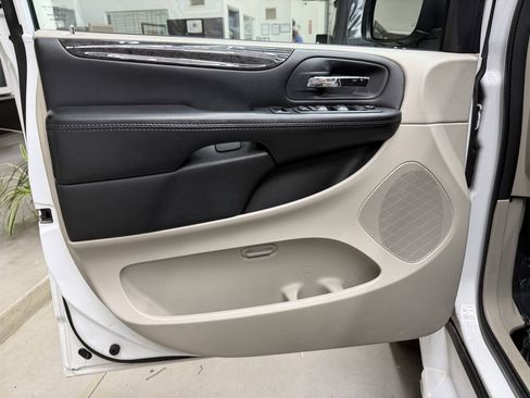 Used 2018 Dodge Grand Caravan SE FWD image 10