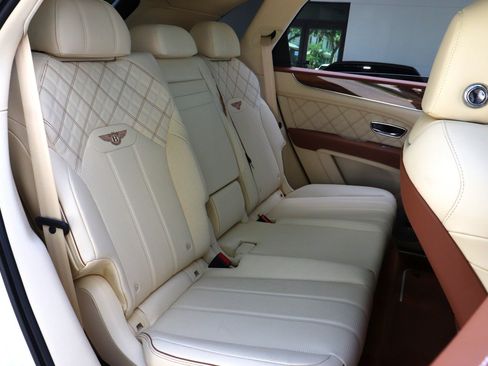 Used 2021 Bentley Bentayga AWD/4WD image 44