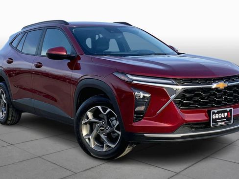 Used 2025 Chevrolet Trax LT image 3