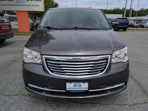 Used 2015 Chrysler Town & Country Touring FWD image 11