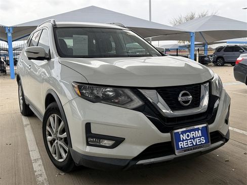 Used 2017 Nissan Rogue SV w/ SV Premium Package image 2