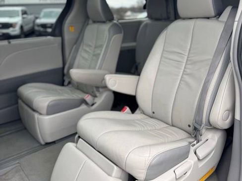 Used 2011 Toyota Sienna Limited w/ Premium Pkg image 28