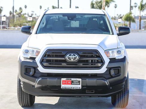 Used 2018 Toyota Tacoma SR image 3