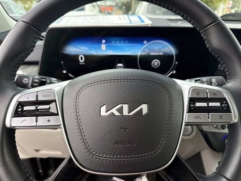 Used 2024 Kia Telluride SX w/ Towing Package FWD image 30
