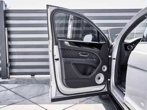 Used 2025 Bentley Bentayga AWD/4WD image 29