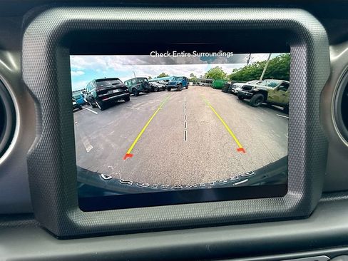 Used 2023 Jeep Wrangler Unlimited w/ Sun & Screen Package AWD/4WD image 15