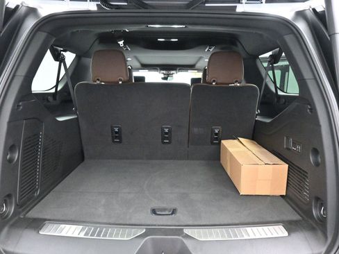 Used 2024 Chevrolet Suburban High Country w/ Advanced Technology Package image 10