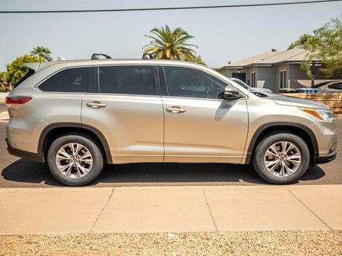Used 2016 Toyota Highlander Plus FWD image 6
