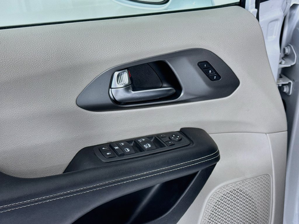 Used 2022 Chrysler Pacifica Touring-L FWD image 19
