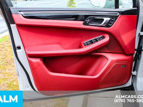 Used 2024 Porsche Macan image 35