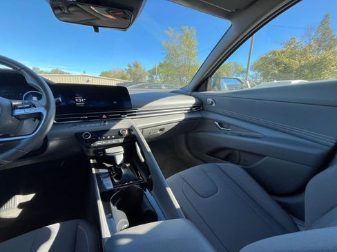 Used 2025 Hyundai Elantra SEL image 36